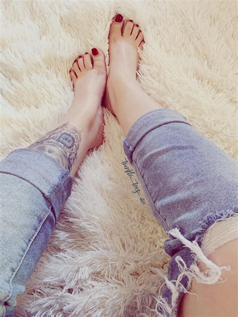 Soft tickles beneath my soles 🥰 : r/VerifiedFeet