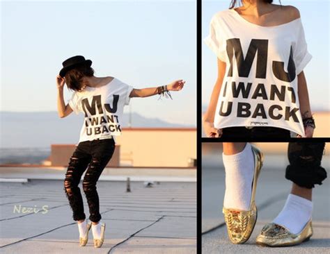Фото Девушка в кофте с написью 'MJ I wanna you back'