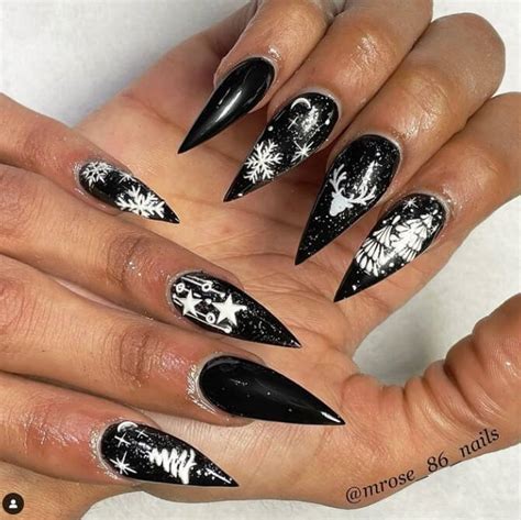 40+ Trendy Black Christmas Nails Design Ideas