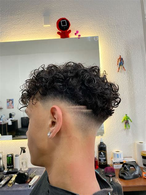 Mid Fade Cacheado Em V - Mid Fade 🔥 | Mid fade cacheado masculino, Midfade cabelo cacheado, Mid ...