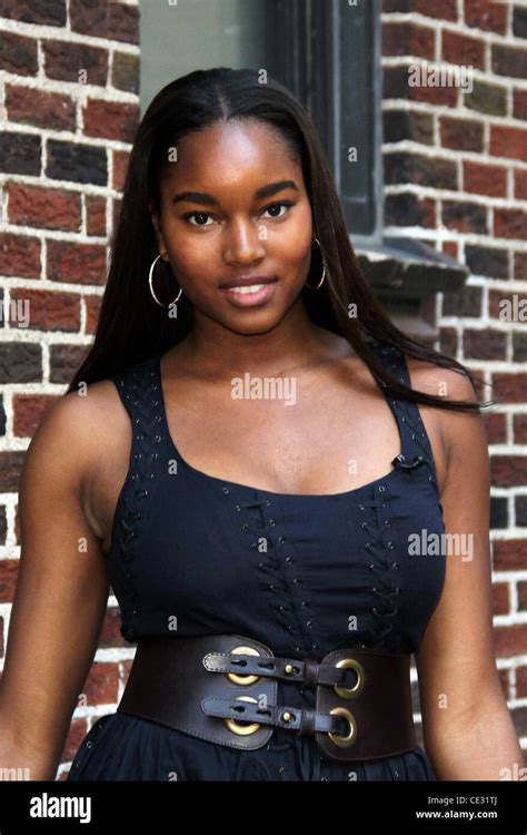 Sports Illustrated Swimsuit Issue 2011 Model Damaris Lewis 'The Late ...