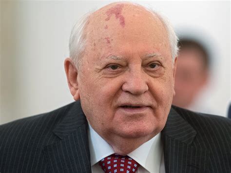 СМИ рассказали, сколько зарабатывает на пенсии 90-летний Горбачев ...