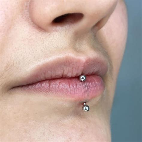 Boca Piercing Vertical Labret - Labret Piercing 101 , Vertical Labret Lip Piercings 101: What You Need ...