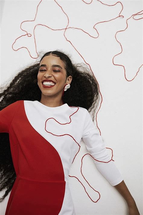 Boca vermelha é destaque em cliques estrelados por Amanda Mendes do