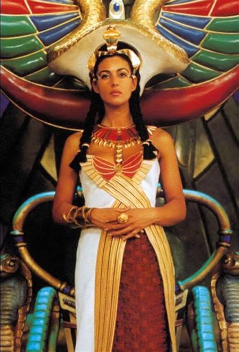 Photos-Junction: Monica Bellucci as Cleopatra