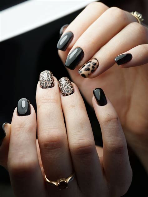 25 Festive Black Christmas Nail Designs To Try