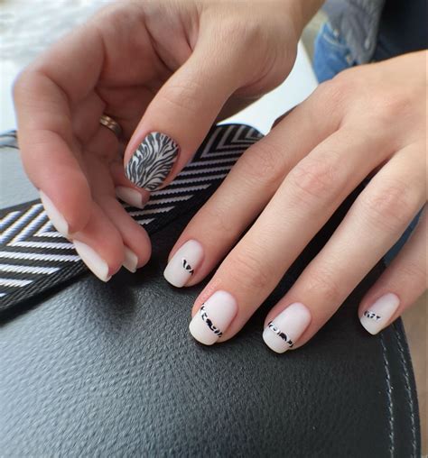 Зебра на ногтях, минималистичный маникюр, животный принт | Nails, Beauty