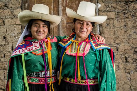 mujeres andinas peruanas posando en diferentes acciones 5363561 Foto de
