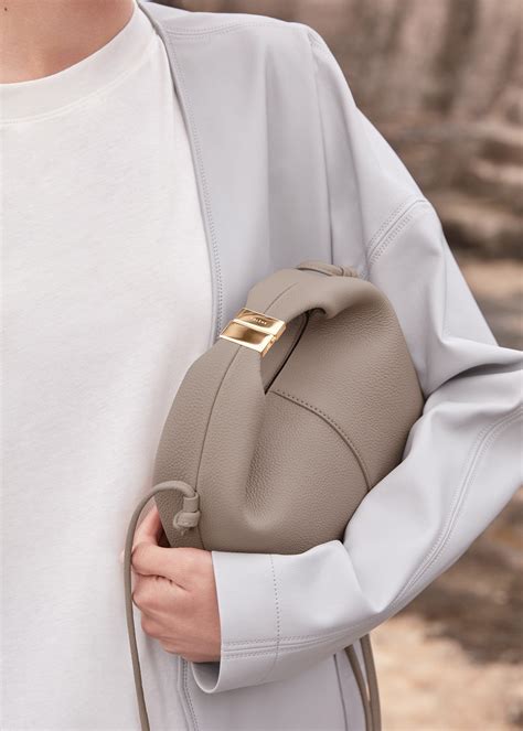 Béri - Taupe textured leather | Taupe bag, Bags, Taupe bag outfit