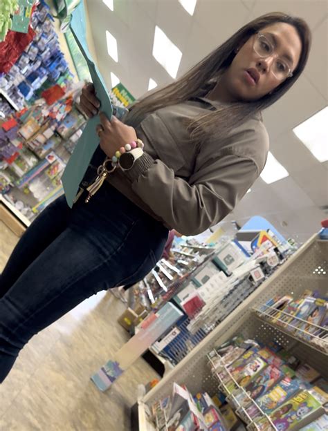 Cute Latina in jeans & bbl Latina - Forum