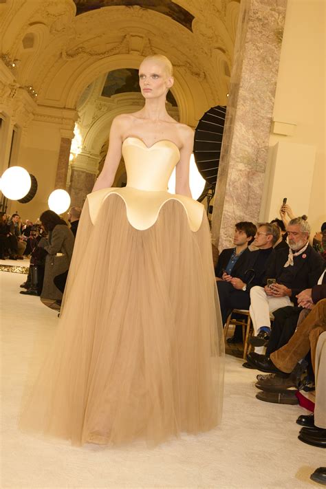 Schiaparelli Spring 2025 Couture, Fashion Show & Collection Review [PHOTOS]