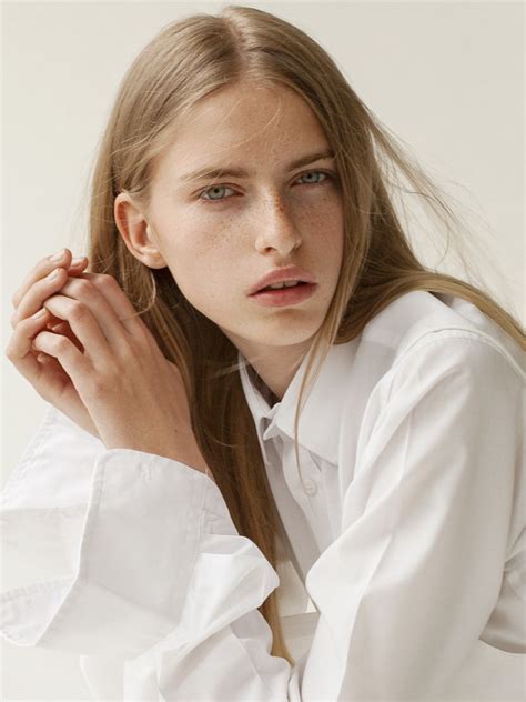 OLGA HOLINKA | Uno models Barcelona & Madrid