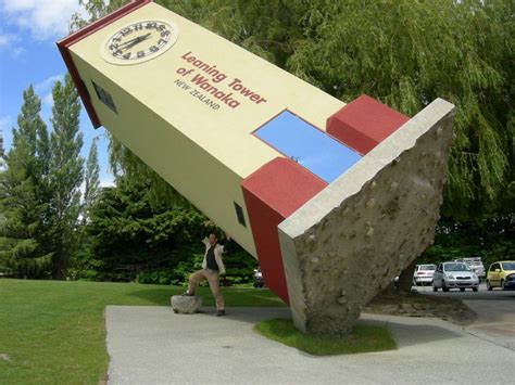 Падающая башня Ванаки в развлекательном центре Puzzling World (Новая ...