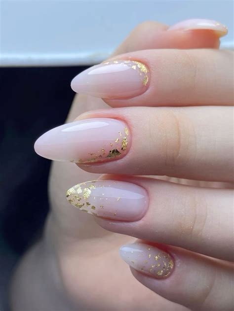 Unha Com Folha De Ouro Delicada - Unhas delicadas com folha de ouro | Unha nude com folha de ouro, Unha ...