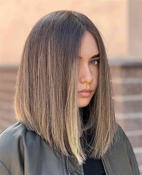Bob asimmetrico collarbone: il taglio versatile e chic dell'estate