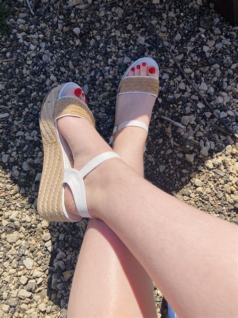 Oh hey 🥰 just showing off my new platforms! : r/Shoes_no_pants