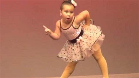 El sentido baile de una niña que arrasa en YouTube