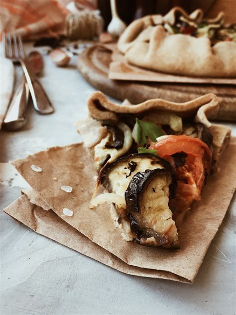 Ржаная галета с овощами.
