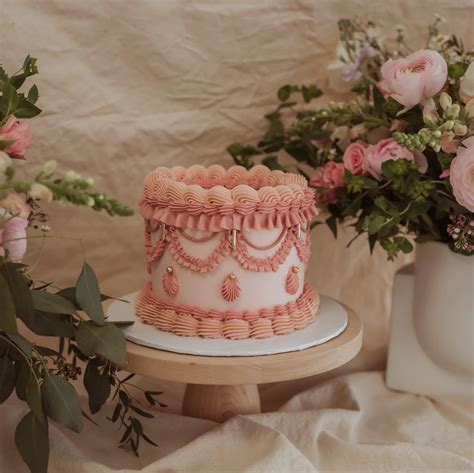The Vintage Cake Trend: Explore These Alluring Nostalgic Cakes