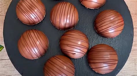 Dolce al cioccolato speciale, farcito con caramello: davvero irresistibile