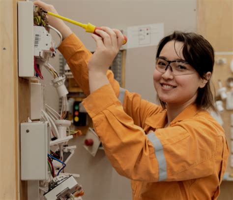 Certificate III in Electrotechnology Electrician | North Regional TAFE