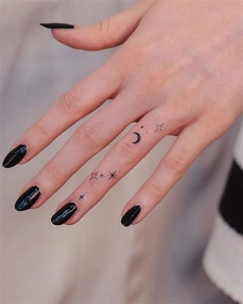 Tattoos No Dedo Feminina - Tatuagem feminina no dedo: inspirações delicadas e impactantes para ...