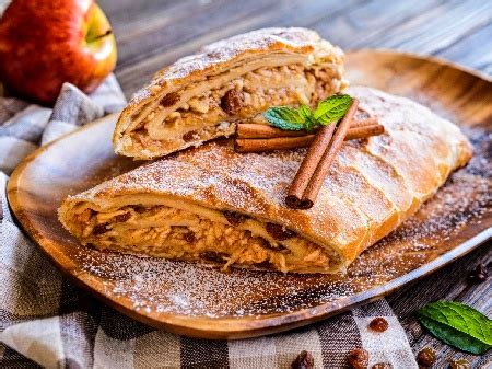 Канелено руло (щрудел) от бутер тесто с ябълки, стафиди и орехи