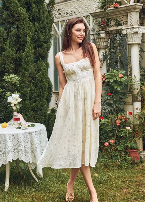 45 Milkmaid Dresses That Will Make Any Man Weak In The Knees | Evie