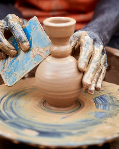 Persona Moldeando Una Olla De Barro · Foto de stock gratuita