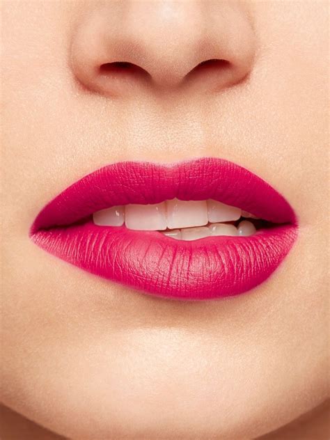 Губной желобок: его особенности и значение | Velvet lipstick, Lipstick ...