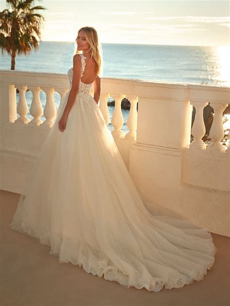 Monarch train wedding dress 60 photos - Vianawedding.com