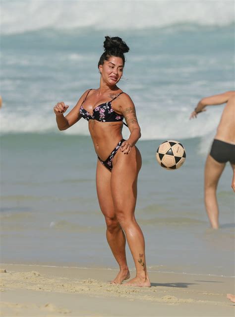 Aline Riscado joga altinha em dia de praia no Rio - Quem | QUEM News