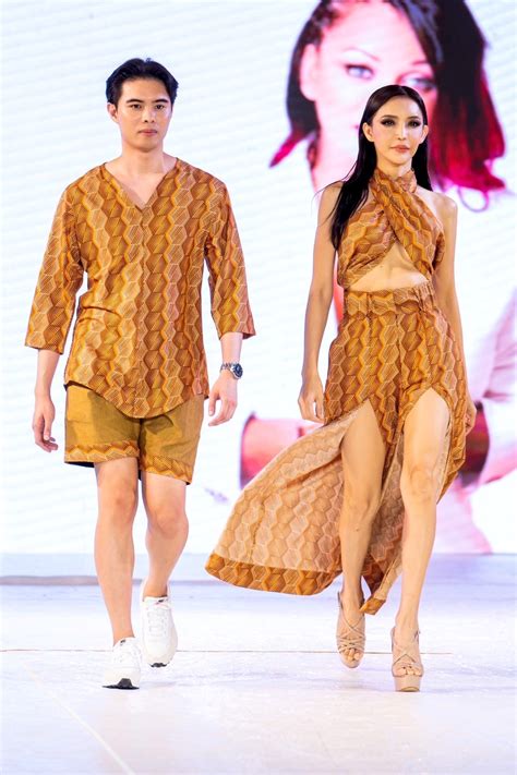 รูปภาพ ส้มโอ สาวสองไทยเดินสับที่รันเวย์ดูไบ หวังเปลี่ยนคำนำหน้าตรงเพศ ...