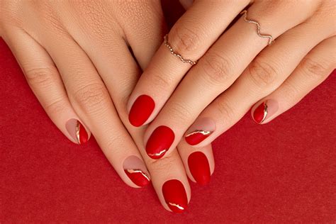16 Beautiful Red and Gold Nails to Try in 2025 - Zohna