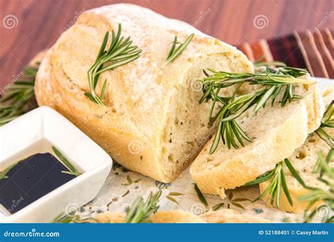 Свежие испеченные Resomary хлебец хлеба и оливковое масло и ...