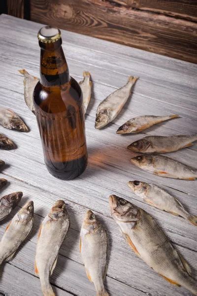 ⬇ Скачать картинки Пиво с рыбой, стоковые фото Пиво с рыбой в хорошем ...