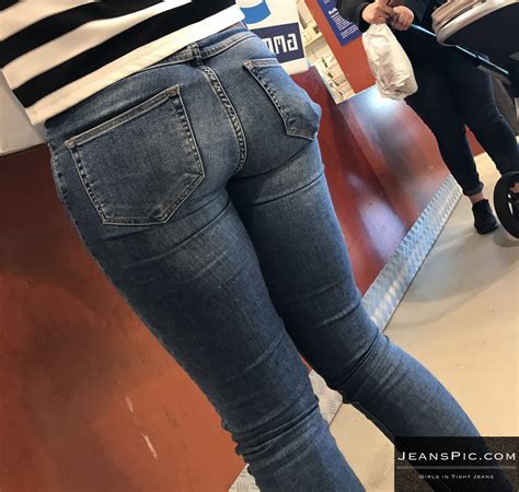 Hot ass in jeans | Scrolller