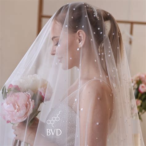 Wedding veil with sequins and rhinestones in chapel length, - Inspire