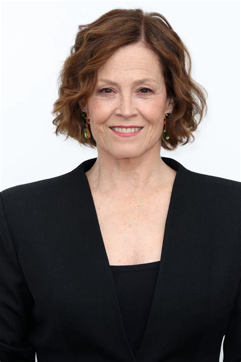 Sigourney Weaver faz rara aparição na primeira fila da Givenchy na PFW