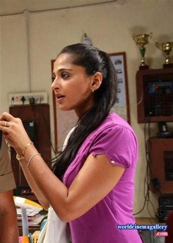 Anushka shetty Stills in Singam Movie