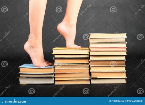 Босые ноги девочка-подростка отходя на старые книги Стоковое Фото ...