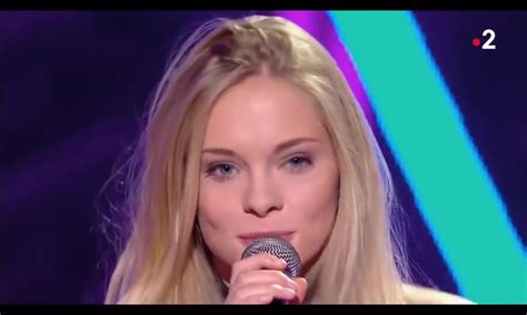 Julia interprète son premier single « SEXTO » à la télévision - Wiki-dragon