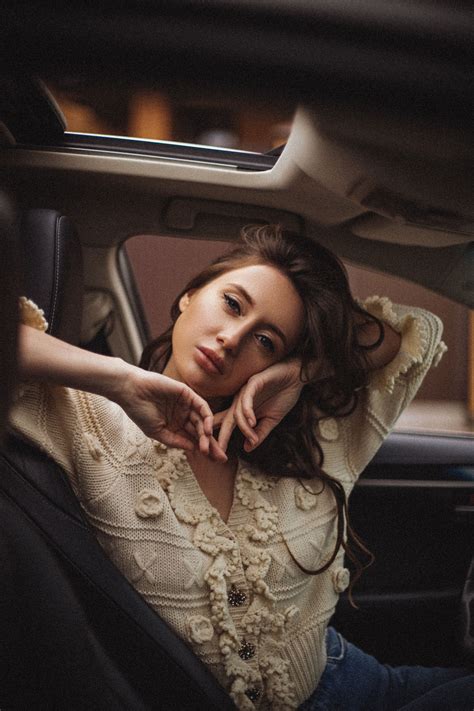 Девушка в машине | Позы моделей, Женские позы, Фотосессия