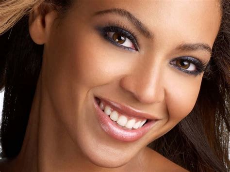 Download Singer Beyonce Smile Picture | Wallpapers.com