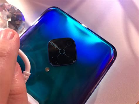 Смартфон Vivo V17 с четырьмя камерами представлен в России