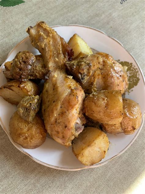Курица маринованная в кефире, запечёная с картофелем с травами и ...