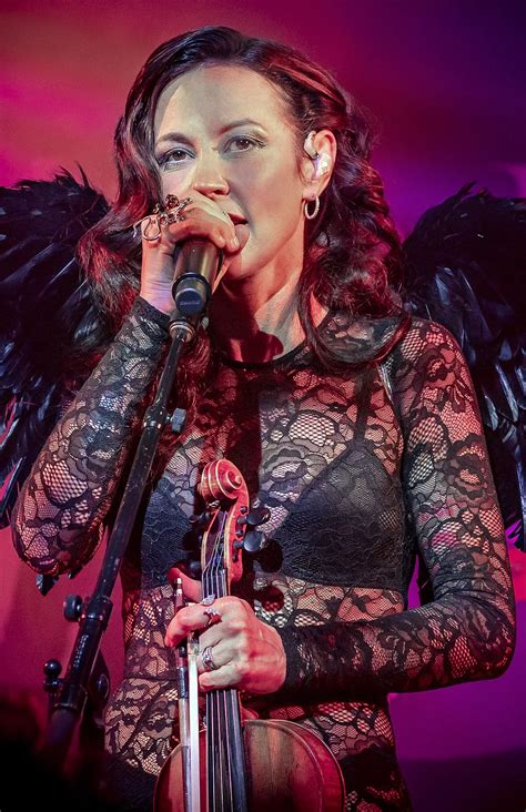 14 Facts About Amanda Shires | FactSnippet