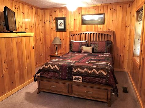 Pin by Bscsfarm on Cabin bedroom | Cabin bedroom, Home, Home decor