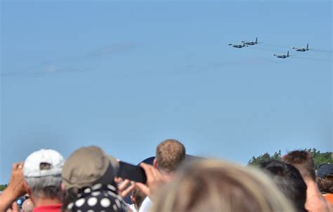 H Ä L L E K I S K U R I R E N - Välbesökt flygdag på flygflottiljen F7 ...