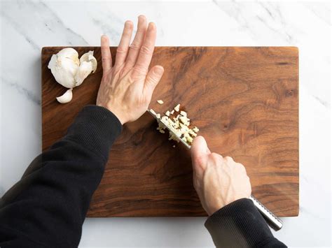 How to Mince Garlic